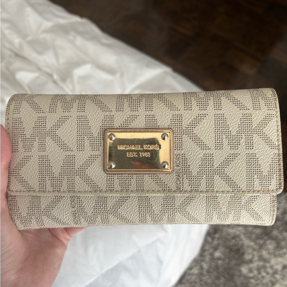 Michael Kors Textured Beige Wallet